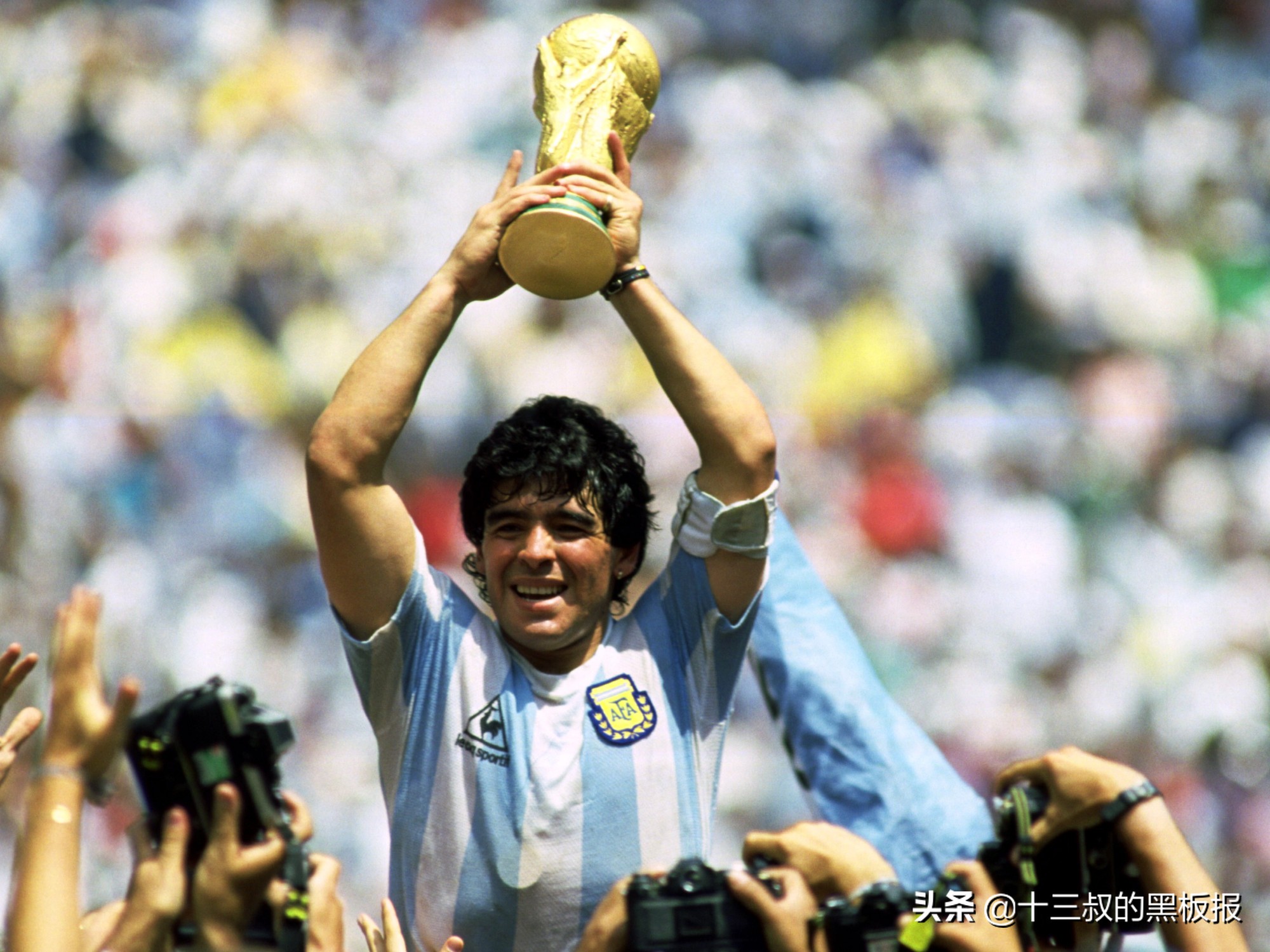 致敬那些逝去的足坛传奇,这些年逝去的足球传奇