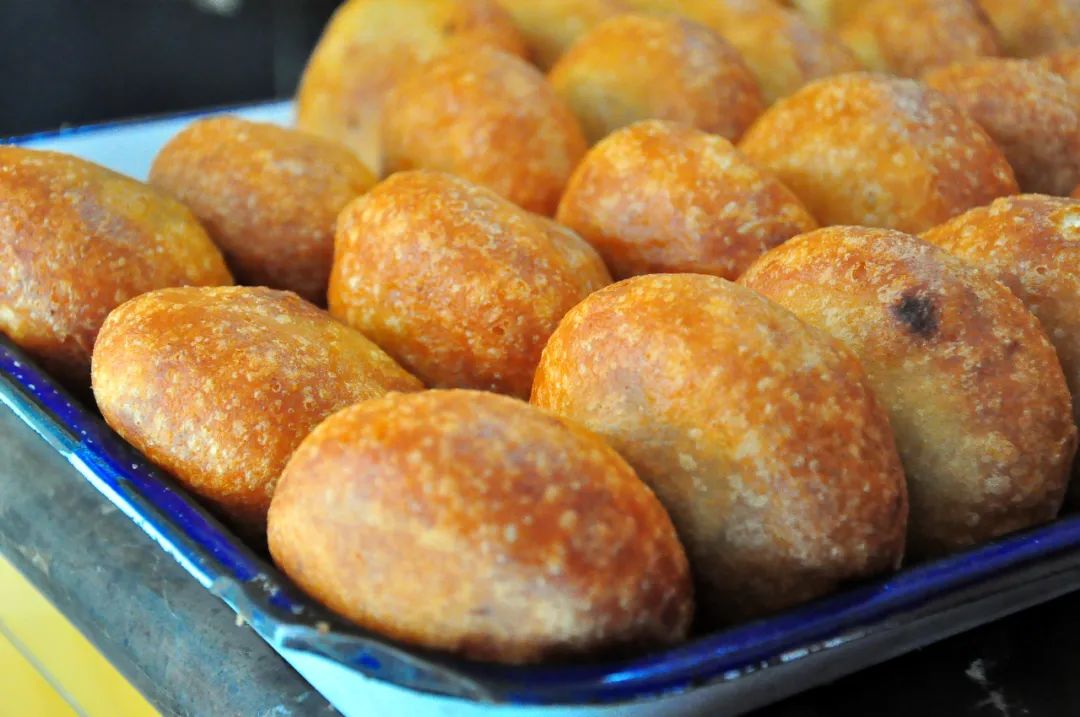 一碗嫩滑鲜香的自贡豆腐脑水粉,还有川北凉粉芽菜包子,至今想念