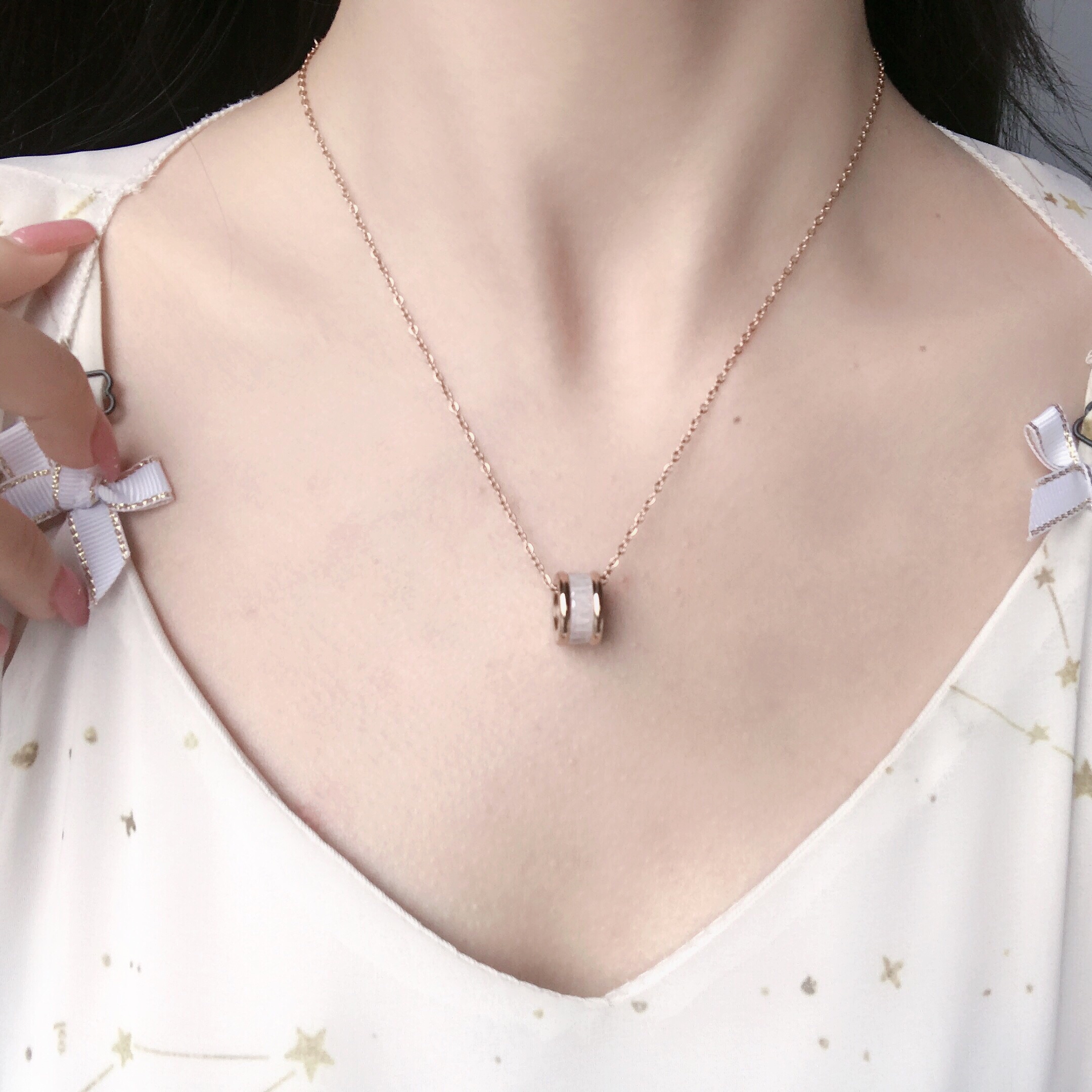 脖子粗戴什么颈链显瘦女,脖子粗夏天戴什么项链百搭