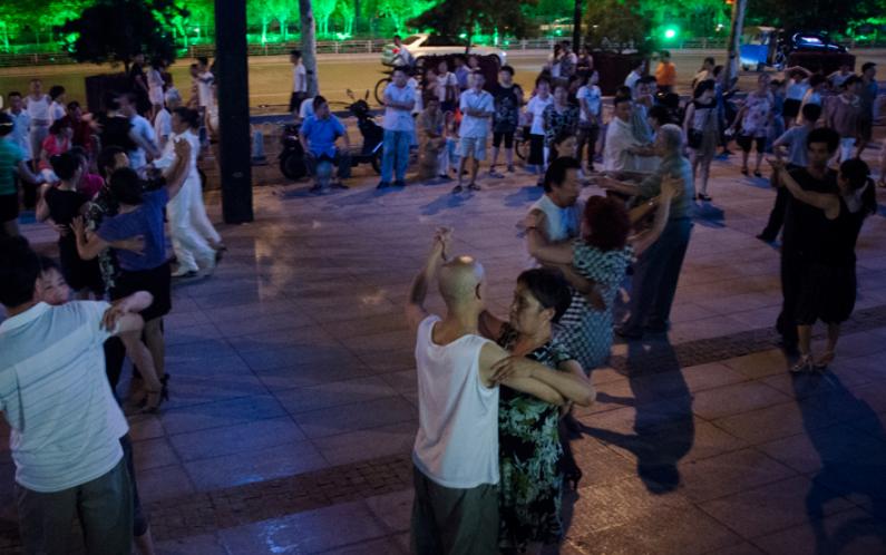 为什么奉劝老年人不要跳交谊舞?58岁退休大妈:交谊舞挺害人