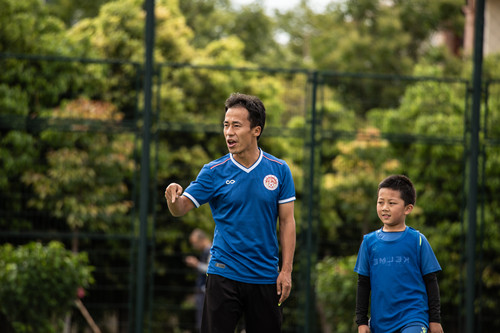 昆明青少年足球暑假培训班,昆明暑假儿童足球训练营封闭式