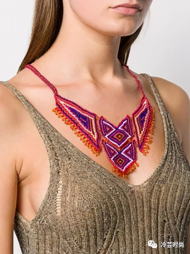 项链的活动扣佩戴方法,项链的佩戴要讲究八大搭配技巧