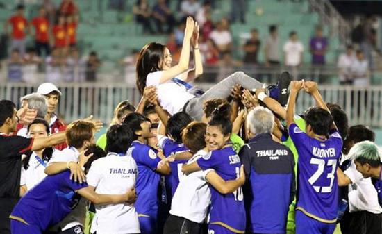 泰国女首富伍伦盼足球,泰国女足总经理伍伦盼写真