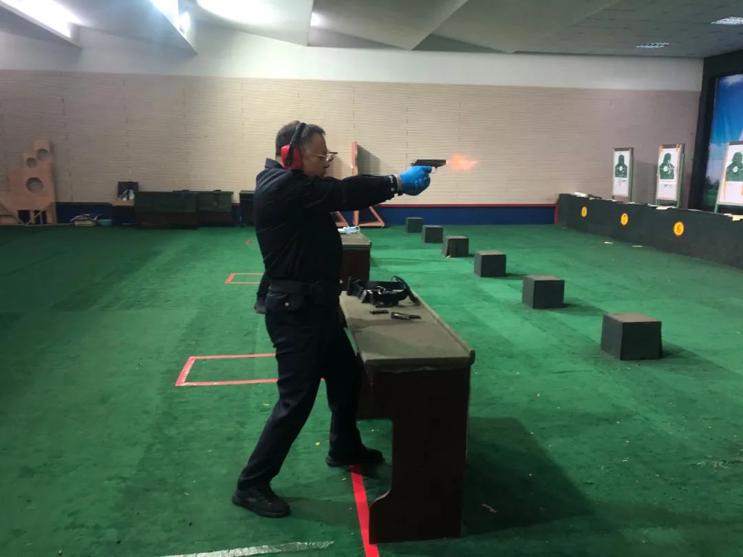 市公安局*党**委副书记、副局长周战威，市公安局*党**委委员、政治部主任吴卫红出席全市公安机关警体运动会闭幕式