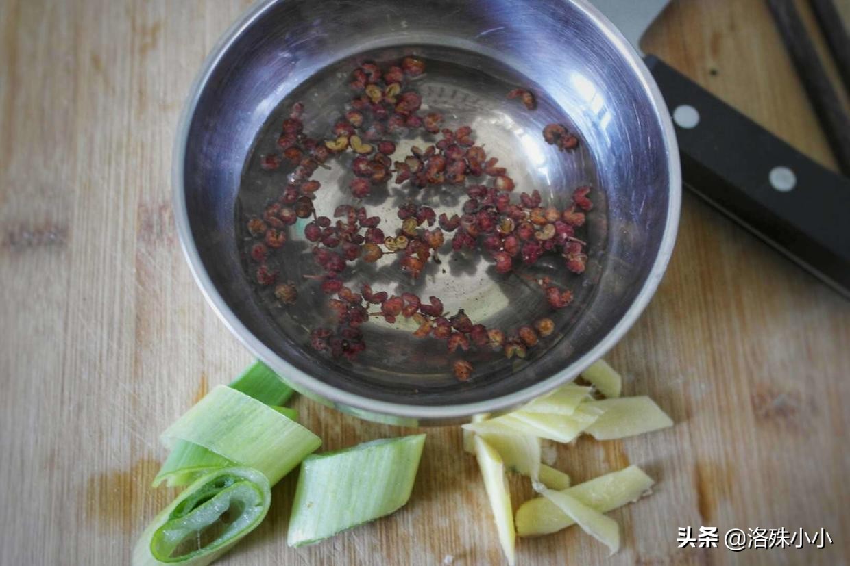 煎蒸带鱼口感细腻,味道鲜,蒸前除腥这一步是重点!