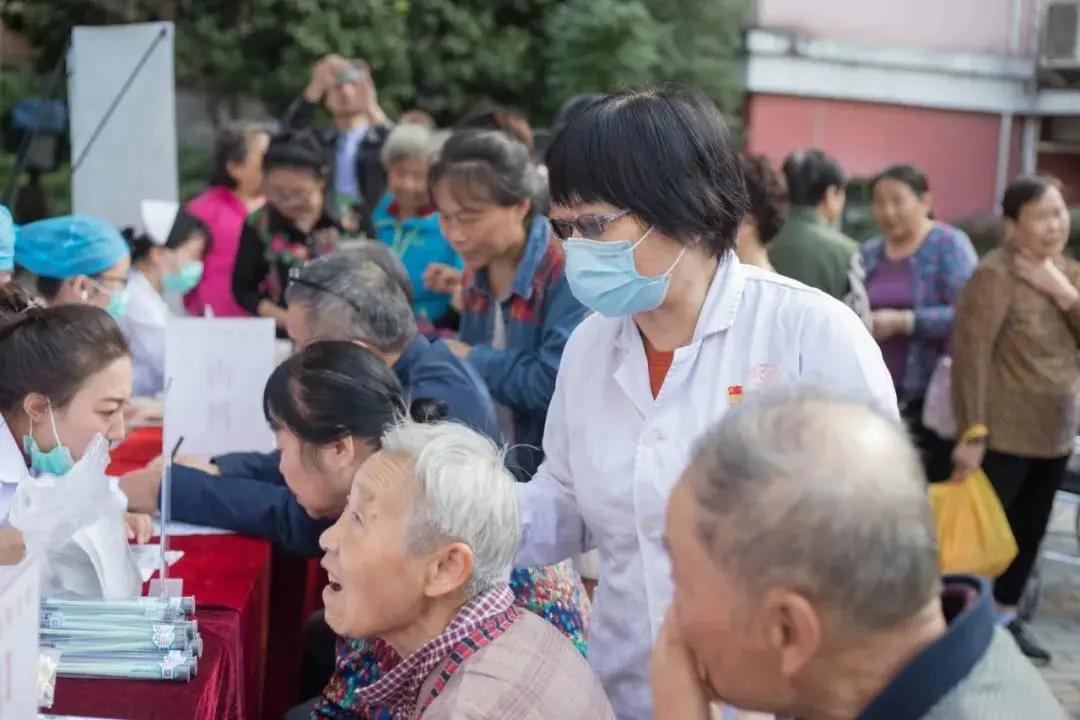 市中医院开展大型义诊活动,市中医院的义诊活动