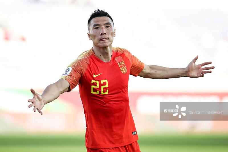 你大爷还是你大爷！虽然踢了半个赛季中卫，大宝回国足就能见血封喉