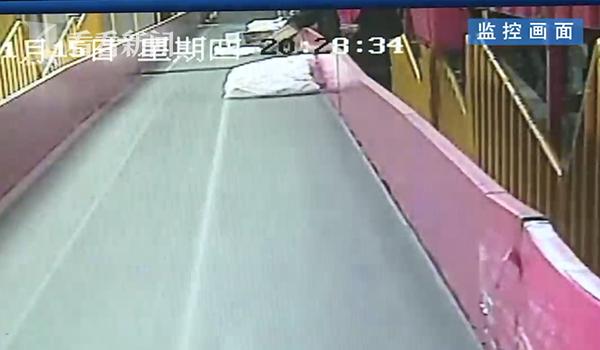 离职员工“掉包”包裹客户买iPhone却收到小米华为