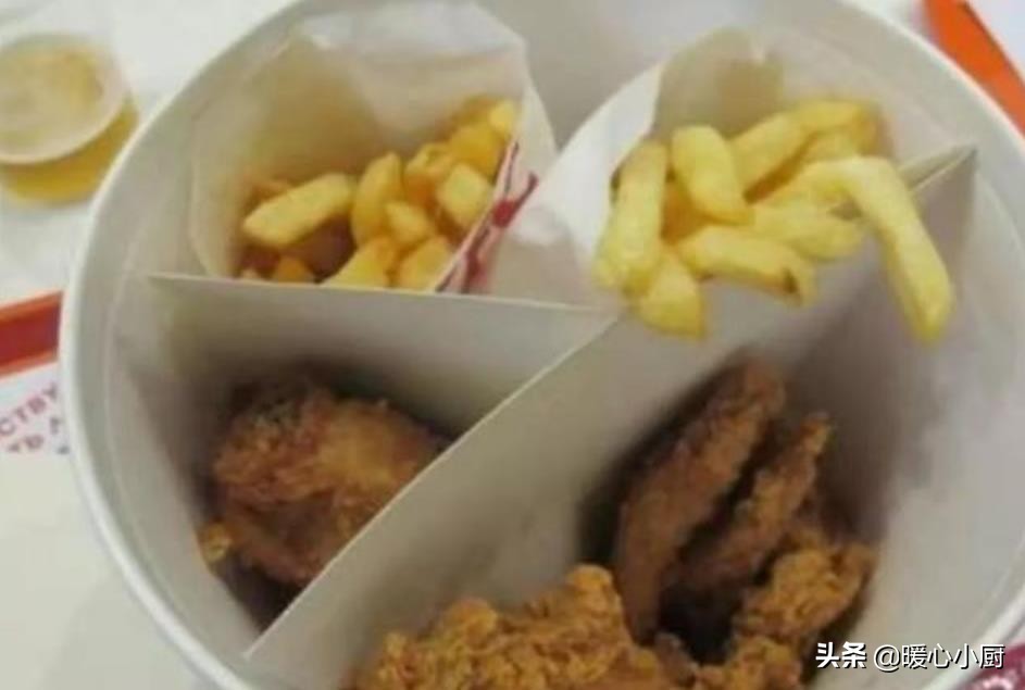 肯德基全家桶套餐里面有什么,美国肯德基全家桶的分量对比中国