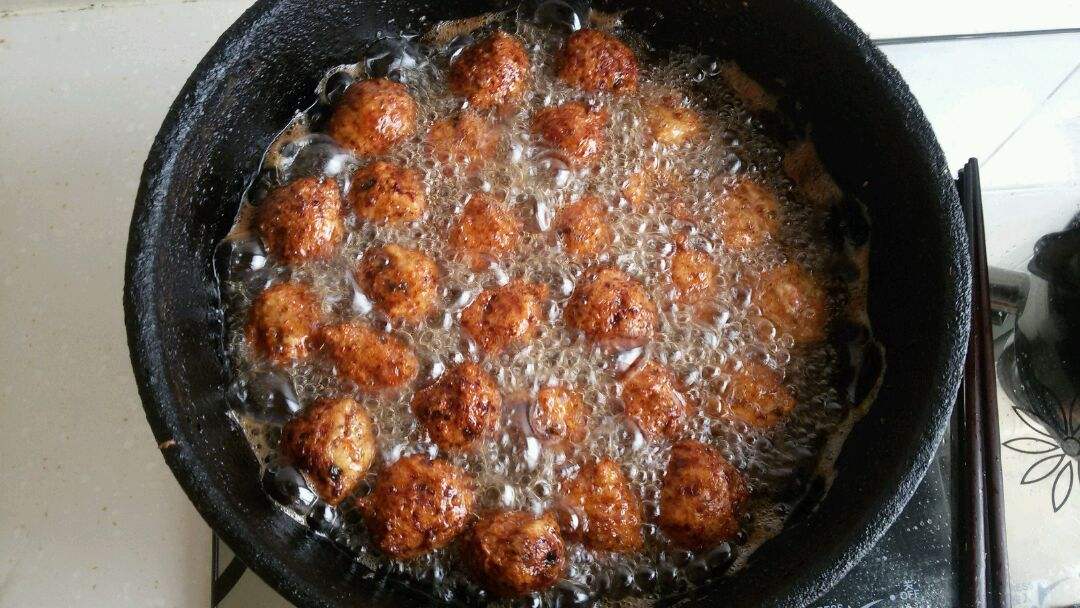 油炸丸子为什么会致癌,油炸丸子里面有什么危害物质