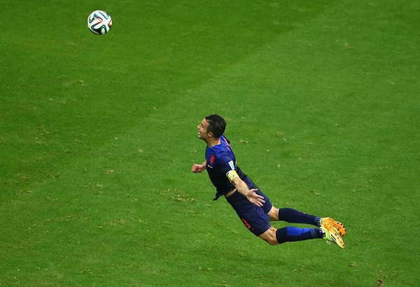 他是一流锋霸也是球队“毒瘤”，鱼跃成永恒经典，35岁仍宝刀不老