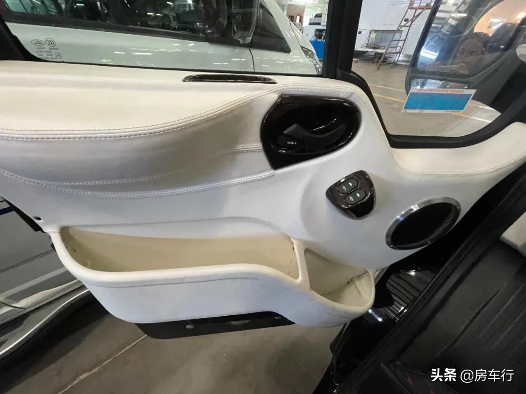 房车忽然电全没了,新能源洲际漫步者房车