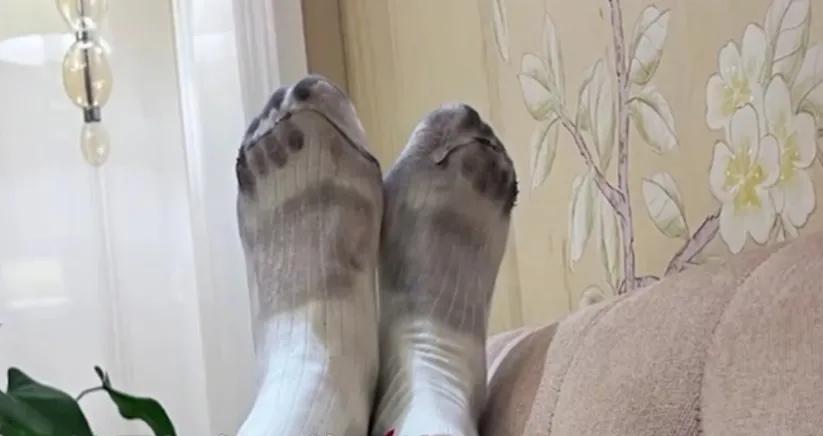 关晓彤皮靴掉色染黑袜子，毫无偶像包袱晒照，网友爆笑：脚好大