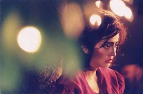 长得不美又没名气，她怎么就成了新任“星女郎”？