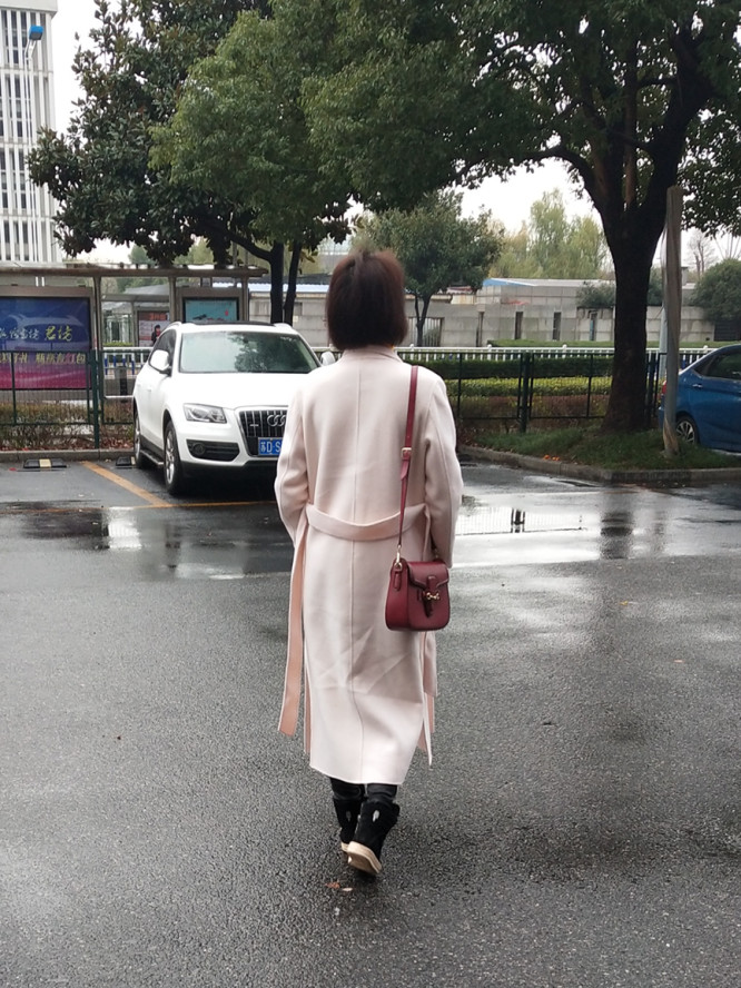 双面羊绒大衣的绒毛感很强,而且柔韧性极好