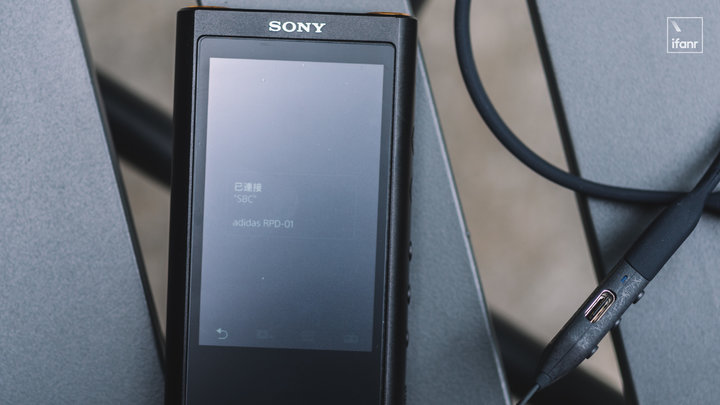 阿迪达斯头戴式运动耳机有降噪吗,阿迪达斯半入耳耳机