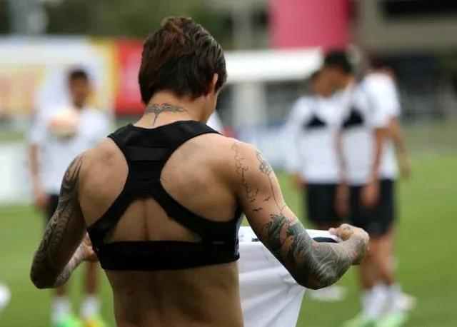 中国难道14亿人口就找不出十多个能踢好足球的人吗?