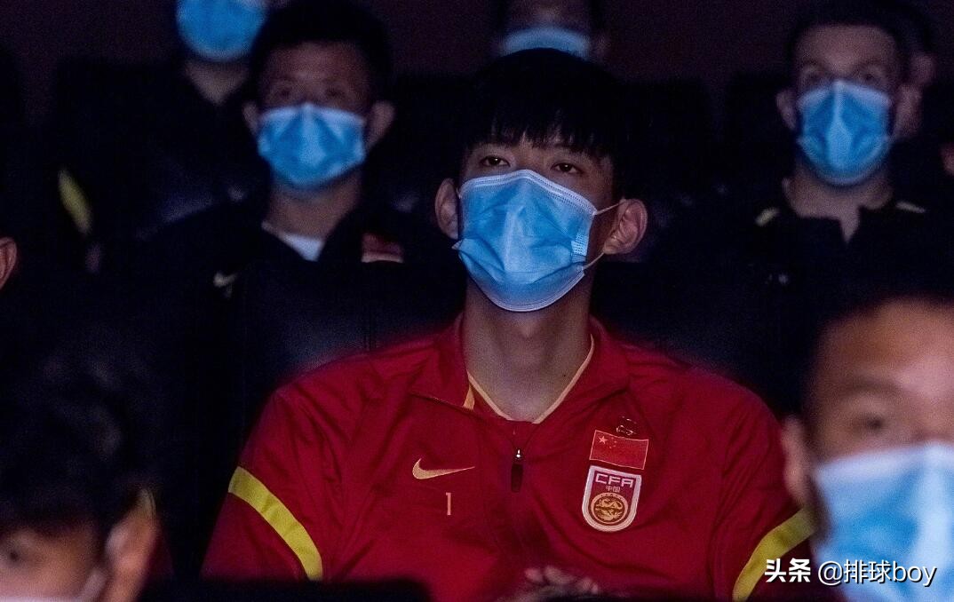 国足看《夺冠》感动抽泣！郎平：单靠精神不能赢球，必须技术过硬