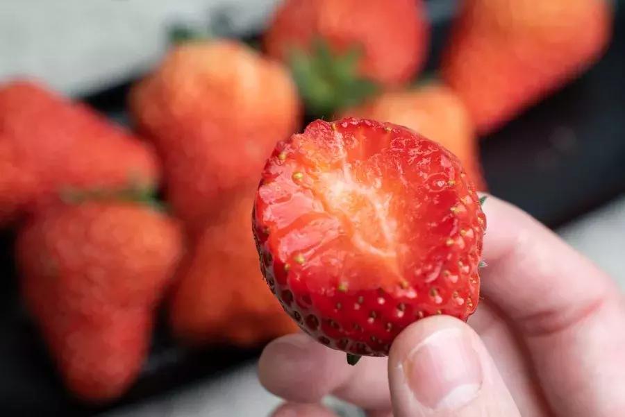 一下子吃了很多草莓,一下子吃了300g草莓