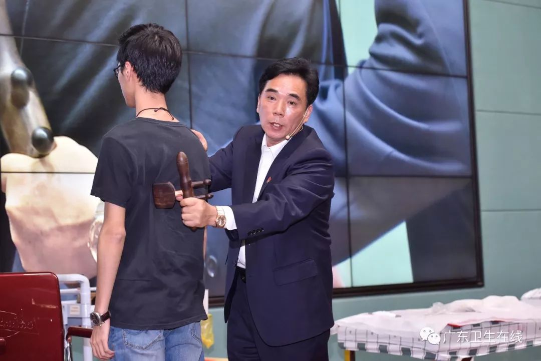 洋医生献宝杏林!能治疼痛哮喘,还可无创“打针”……中医特色疗法走向国际