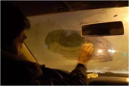 防止车窗玻璃起雾的小妙招,冬天车窗侧玻璃起雾怎么快速除掉