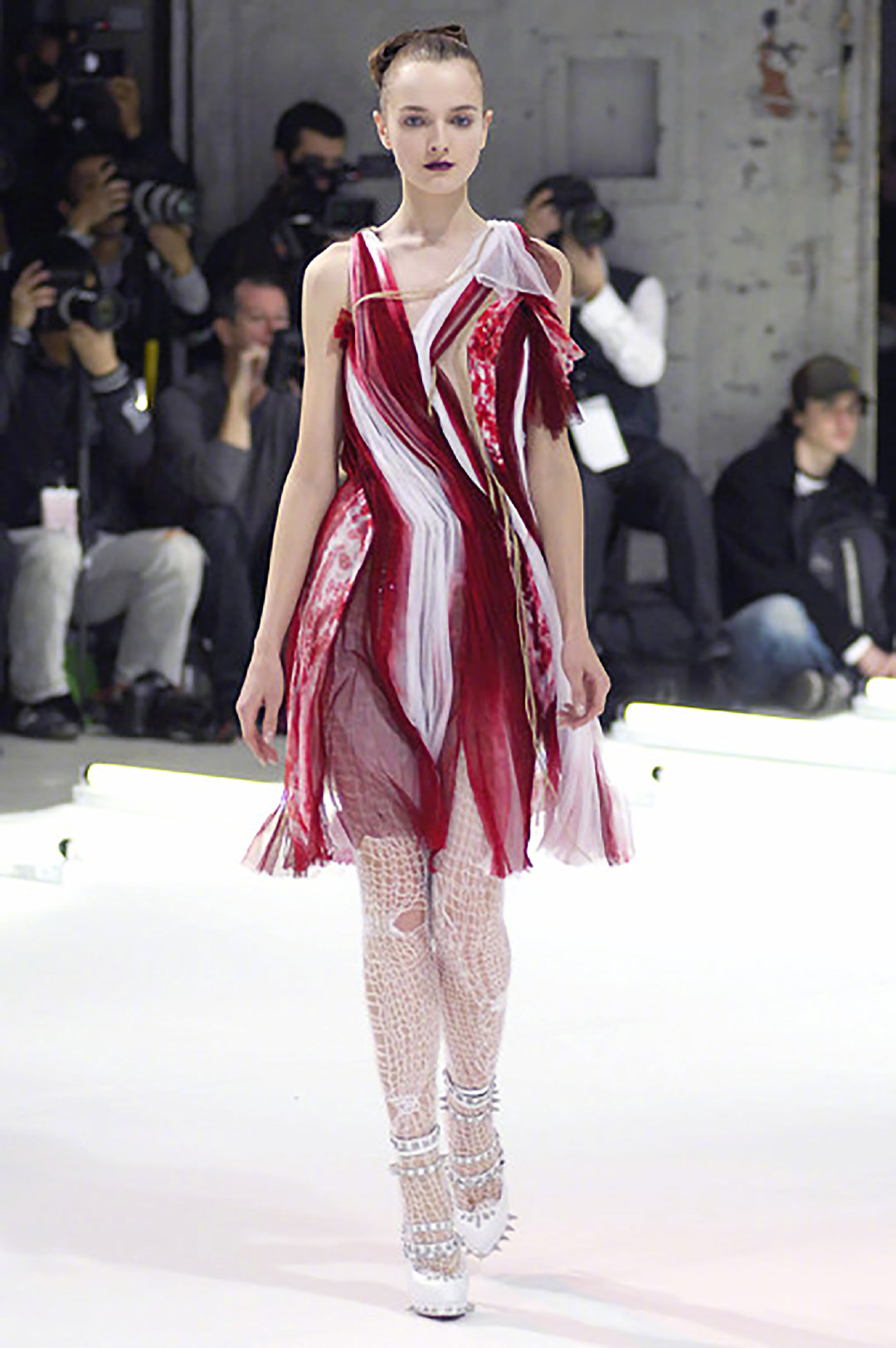 ladygaga穿红色礼服参加宴会,ladygaga鲜肉红毯造型