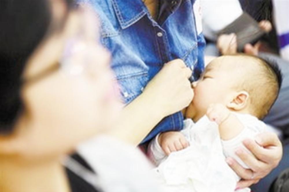 宝妈喂奶时可以用酒精消毒吗,宝妈喂奶要脱衣服吗