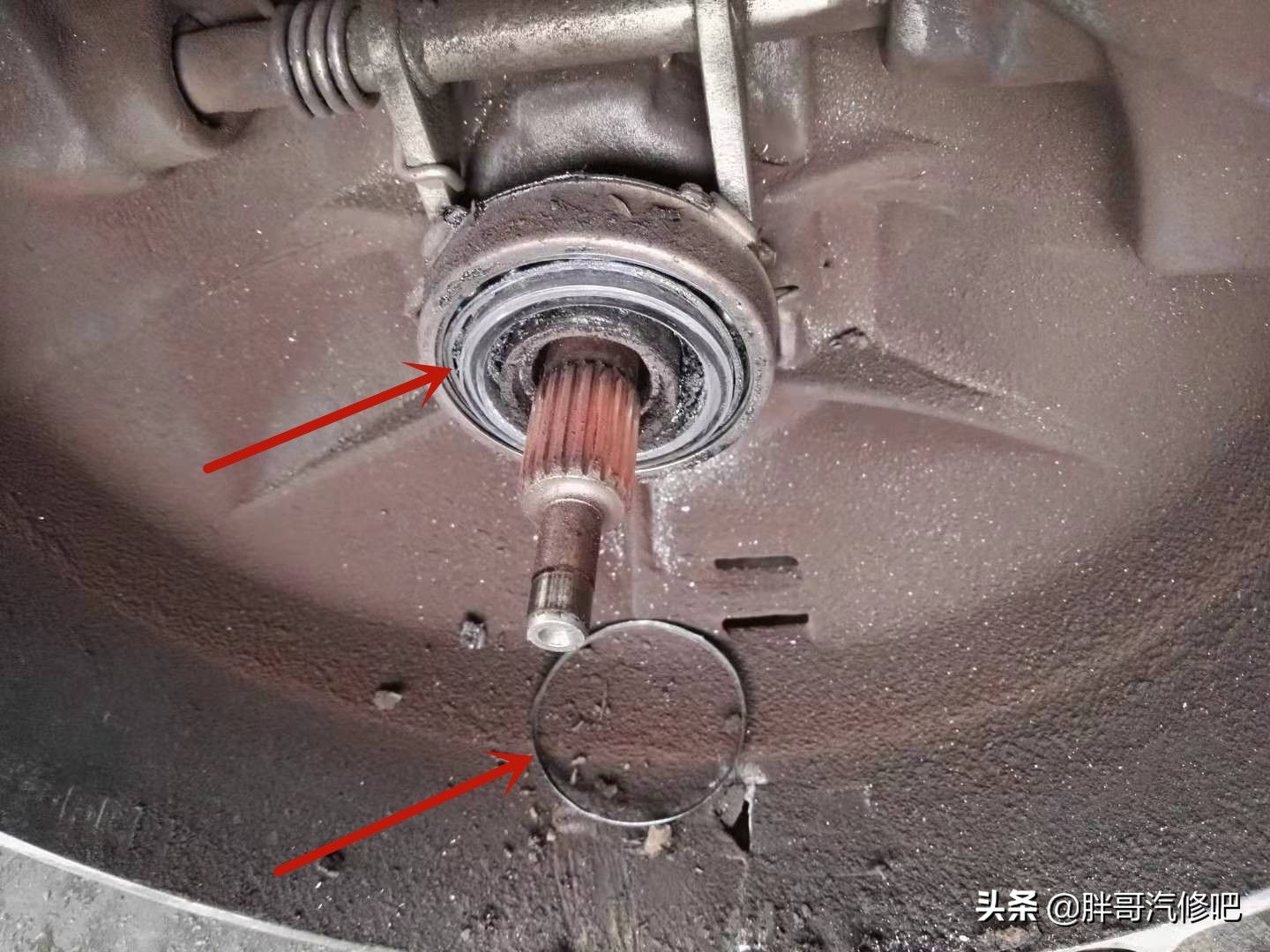 踩下离合器踏板有异响声,十有八九是分离轴承问题,胖哥拆解维修