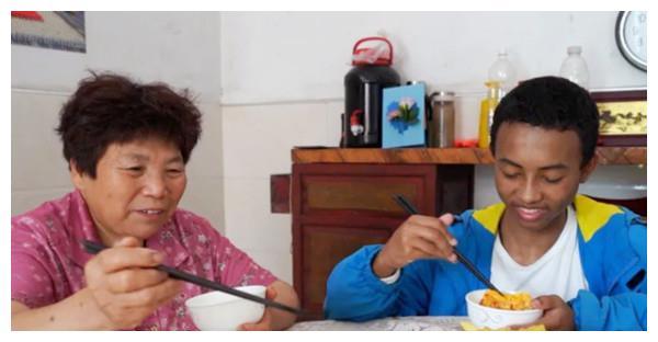 11年前，农村奶奶收留了一个黑人小孩巴比，如今怎么样了