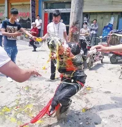 山东这个新郎这下火了,被人用胶带绑路灯杆上泼调料……就不能好好结个婚吗?