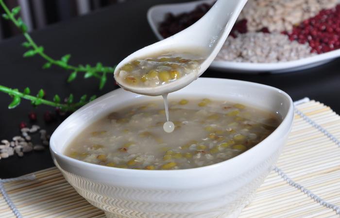 来一杯绿豆沙牛奶，真是解暑的好饮品，做法也很简单的