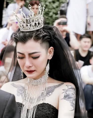 大家还记得那位满身纹身穿黑色婚纱爆红的新娘吗?如今判若两人