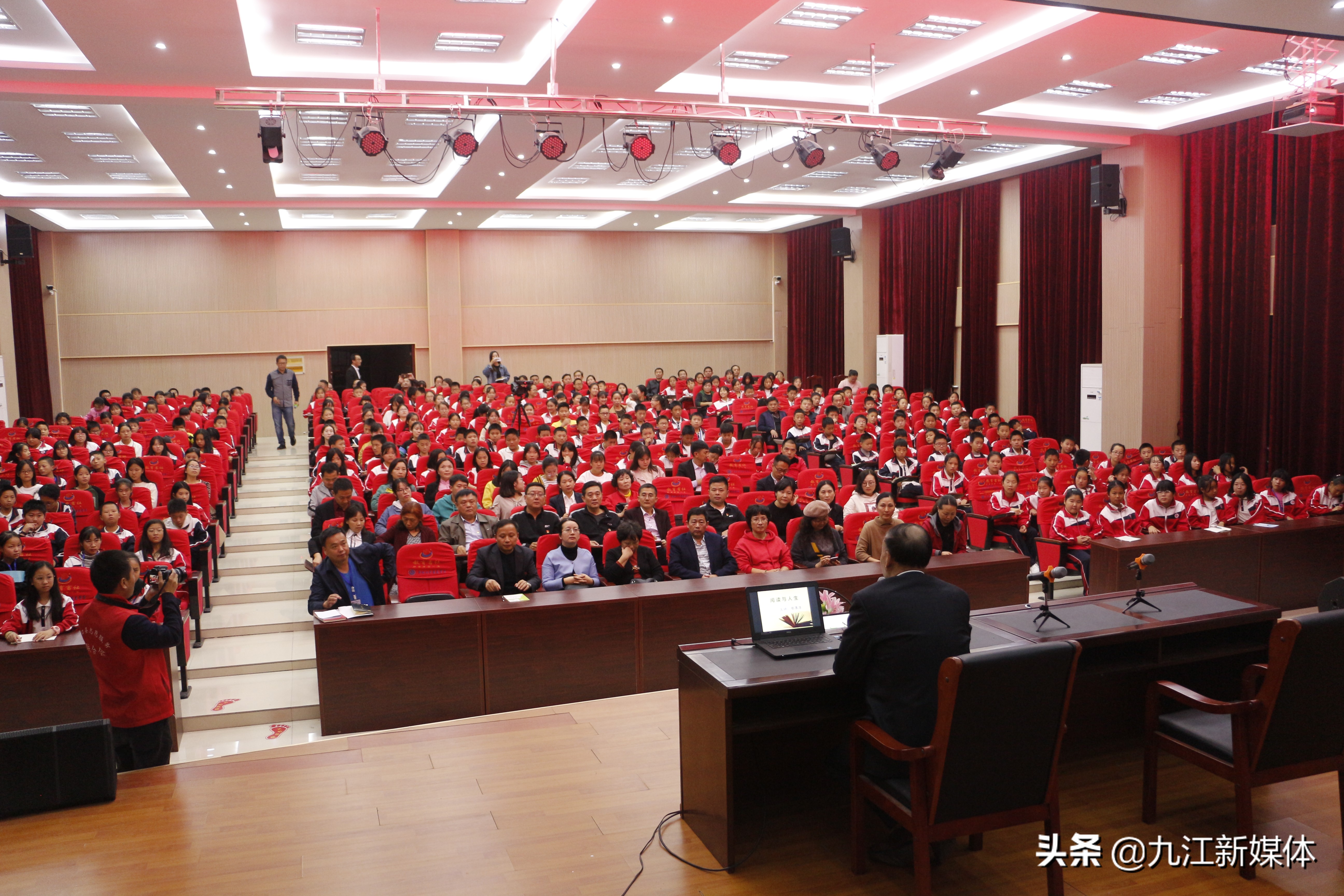 打造书香校园的研究与实践,湖口二中思政大课堂开讲