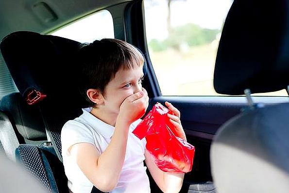 小孩出现晕车的症状以后怎么处理,宝宝会晕车是身体虚弱吗