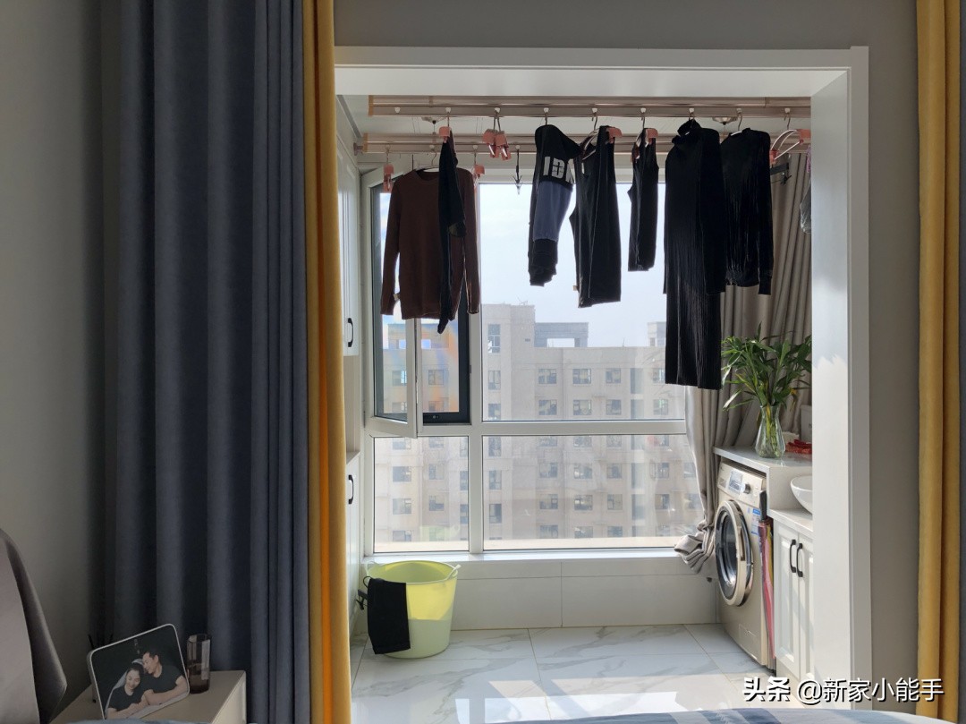 阳台一端打榻榻米,阳台隔一间房子做榻榻米