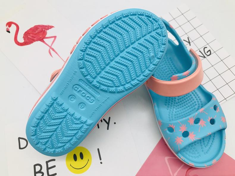 卡骆驰凉鞋表面怎么清洗,卡骆驰洞洞鞋穿大点好看吗