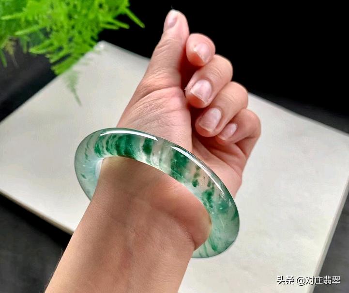 冰透蓝翡翠手镯高品质,冰透水润的翡翠手镯价格