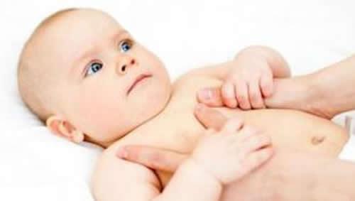 宝宝哭闹吐奶放屁肚子咕噜咕噜,宝宝夜里哭闹频繁睡不踏实老放屁