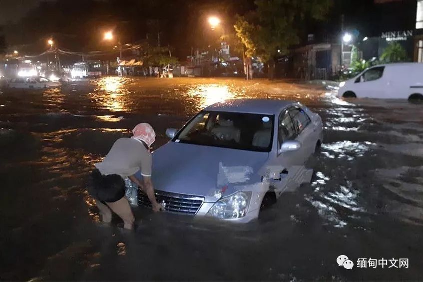 仰光雷雨，积水没过大腿，不少车子在水中“游”