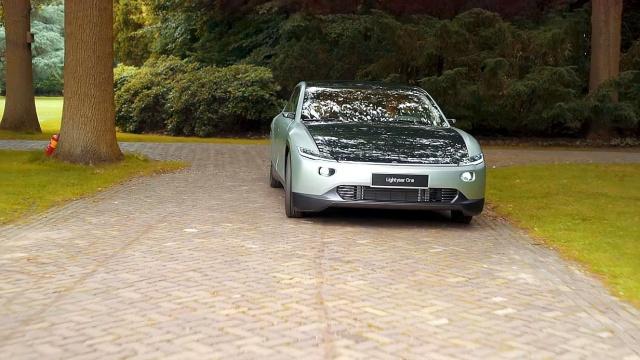 太阳能电动车亮相，晒晒太阳能跑800公里，续航远超“特斯拉”