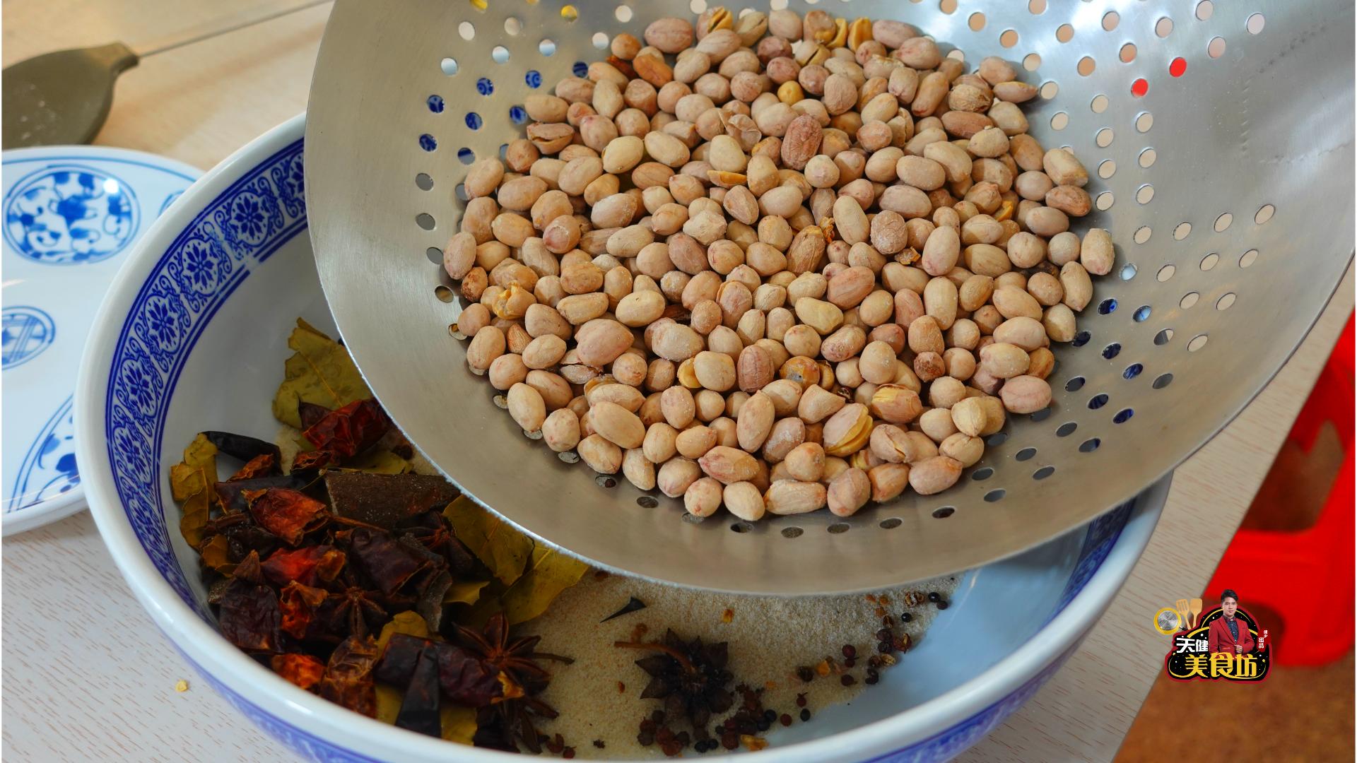 盐炒花生米炒到什么样算熟,炒花生米什么时候放盐最好