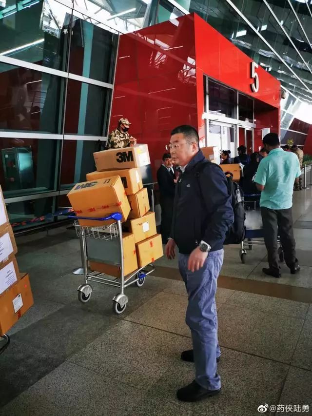 他在印度坐着三轮车狂奔，就为了抢3000个口罩……