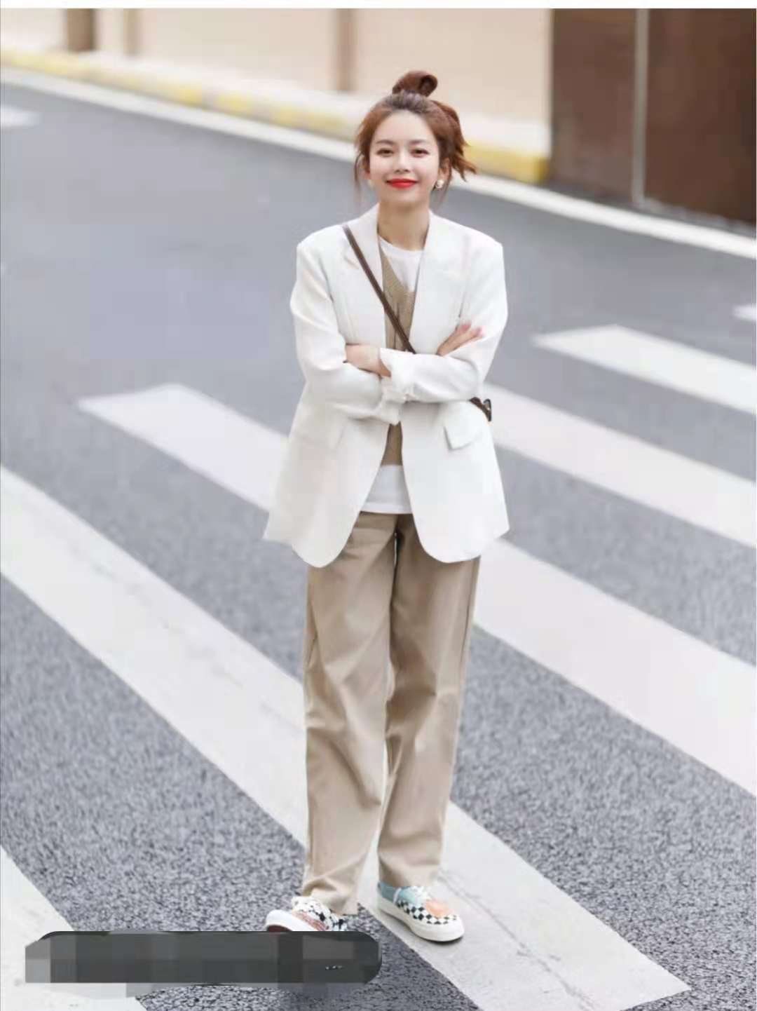 卡其色外套搭配什么颜色的裤子,女卡其色裤子搭配什么颜色上衣