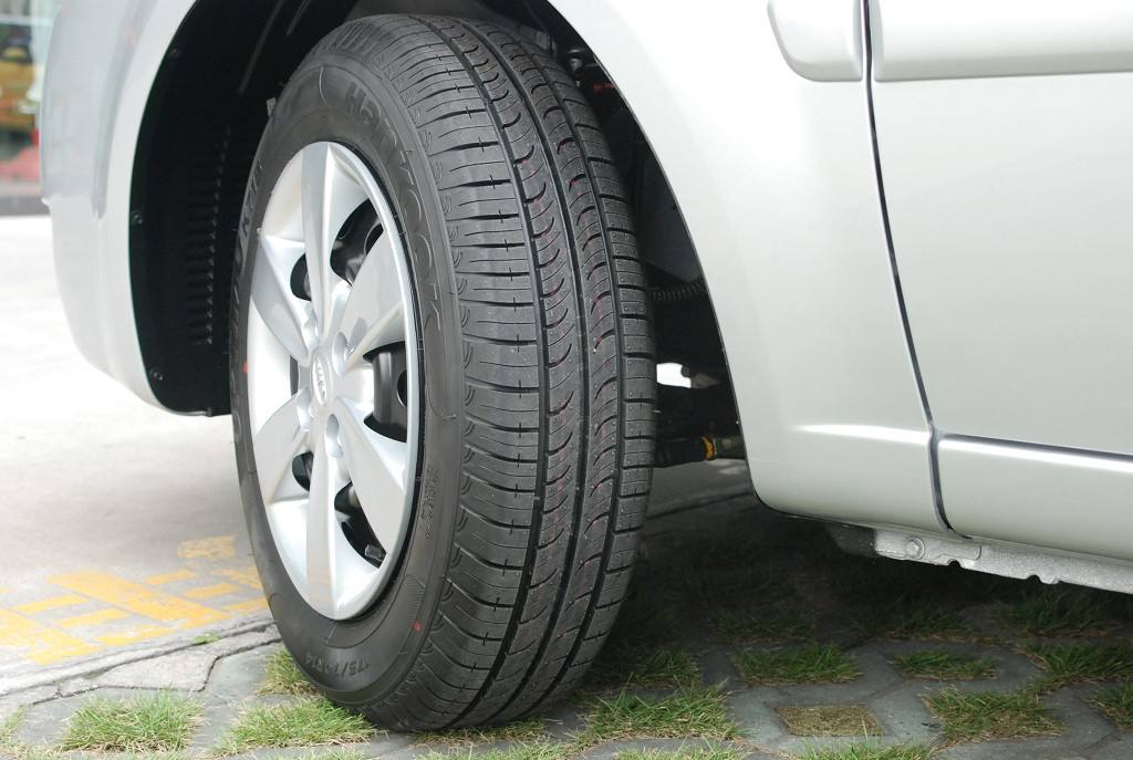 倒车轮胎刮到胎壁了怎么办,车轮胎不小心划到需要换胎不