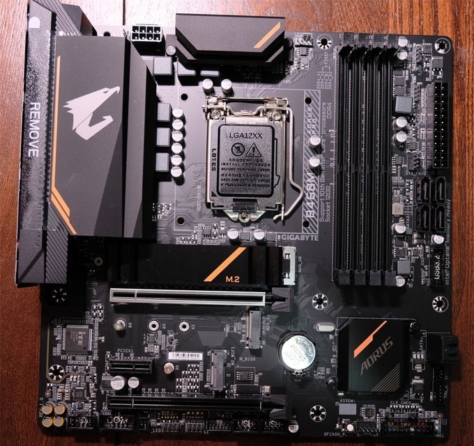 我给我老婆配了一台他们单位最好的电脑，让她再也没有理由划水