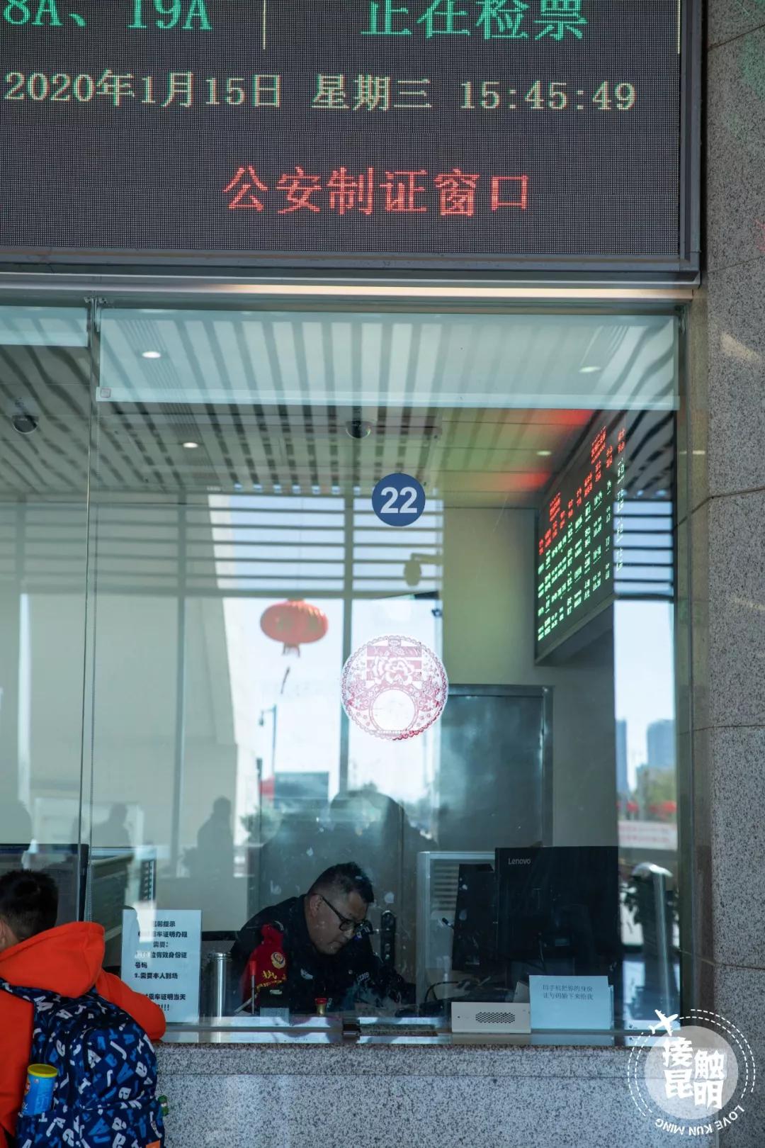 直击春运首日各地出行现场,春运首日直击带上祝福温暖回家