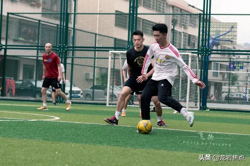 林丹脚踢球,林丹回到球场赢了