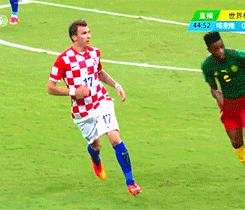 自称梅西曾辅佐他踢球，世界杯打假球贪得无厌头像被球迷印上美元