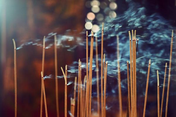 简单的祭拜烧香怎么烧,烧香拜佛三根香怎么烧的