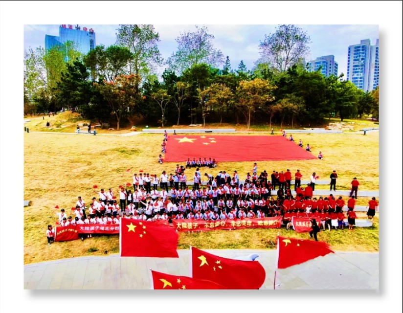 《从军营走来》组织的快闪我爱八一开全国军二代红色文化先河